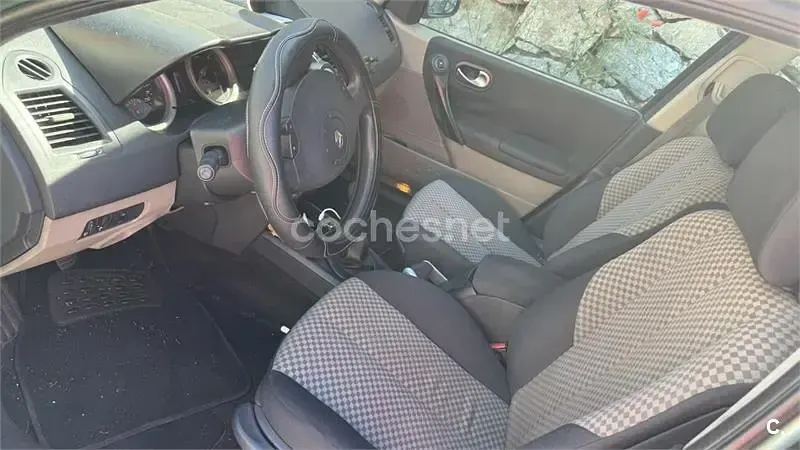 Usado Renault Mégane Authentique 100 CV (73 kW) 2006 Verde Berlina