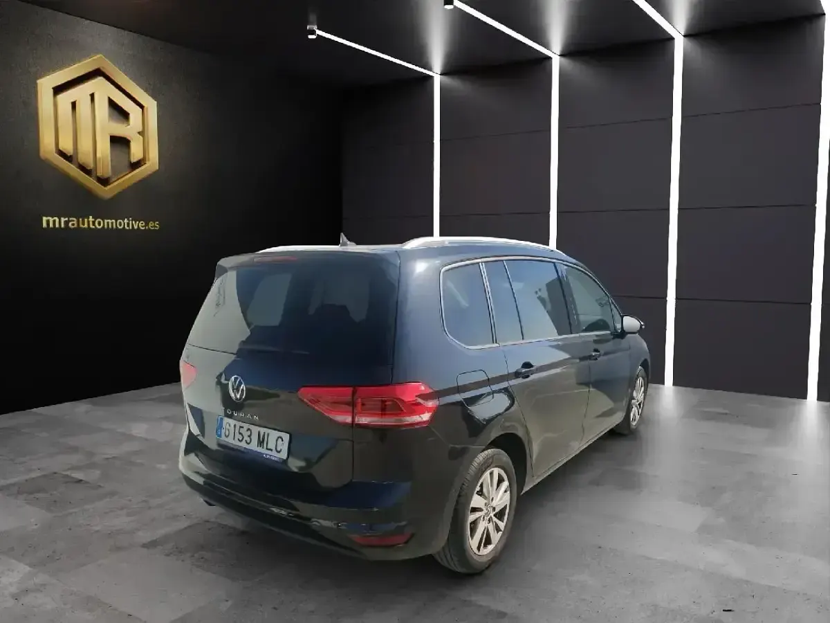 Usado VW Touran Advance 122 CV (89 kW) 2023 Negro Monovolumen