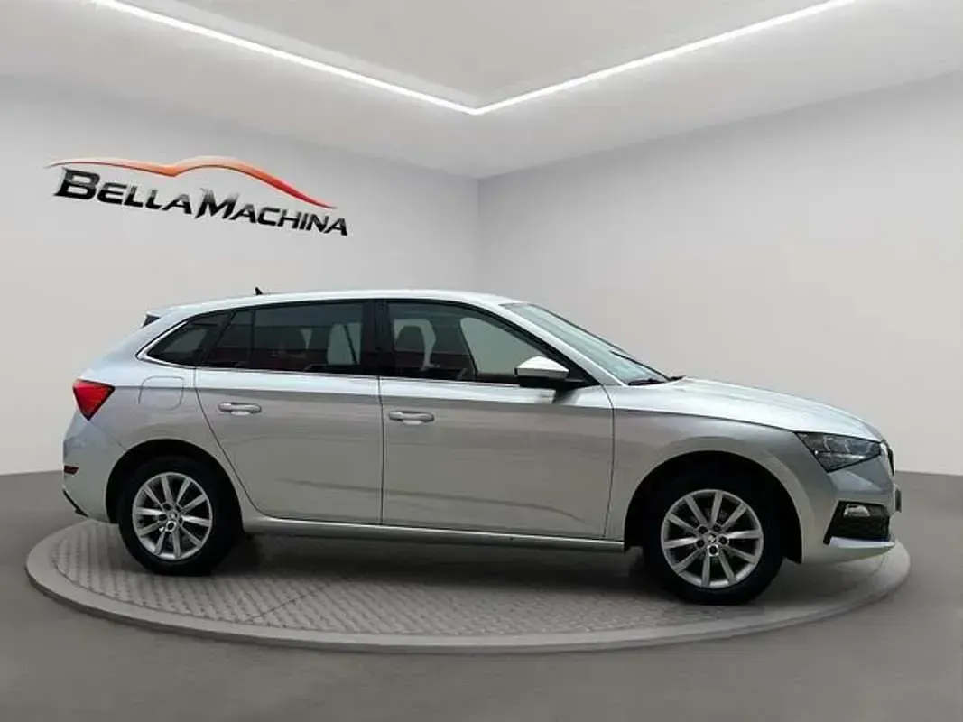 Usado Skoda Scala Ambition 95 CV (69 kW) 2023 Gris Utilitario