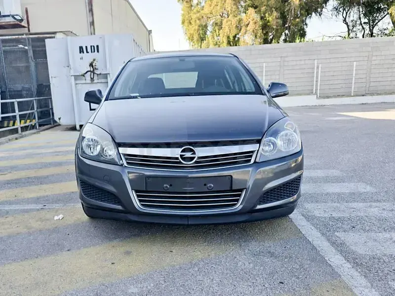 Usado Opel Astra Selective 110 CV (80 kW) 2012 Negro Berlina