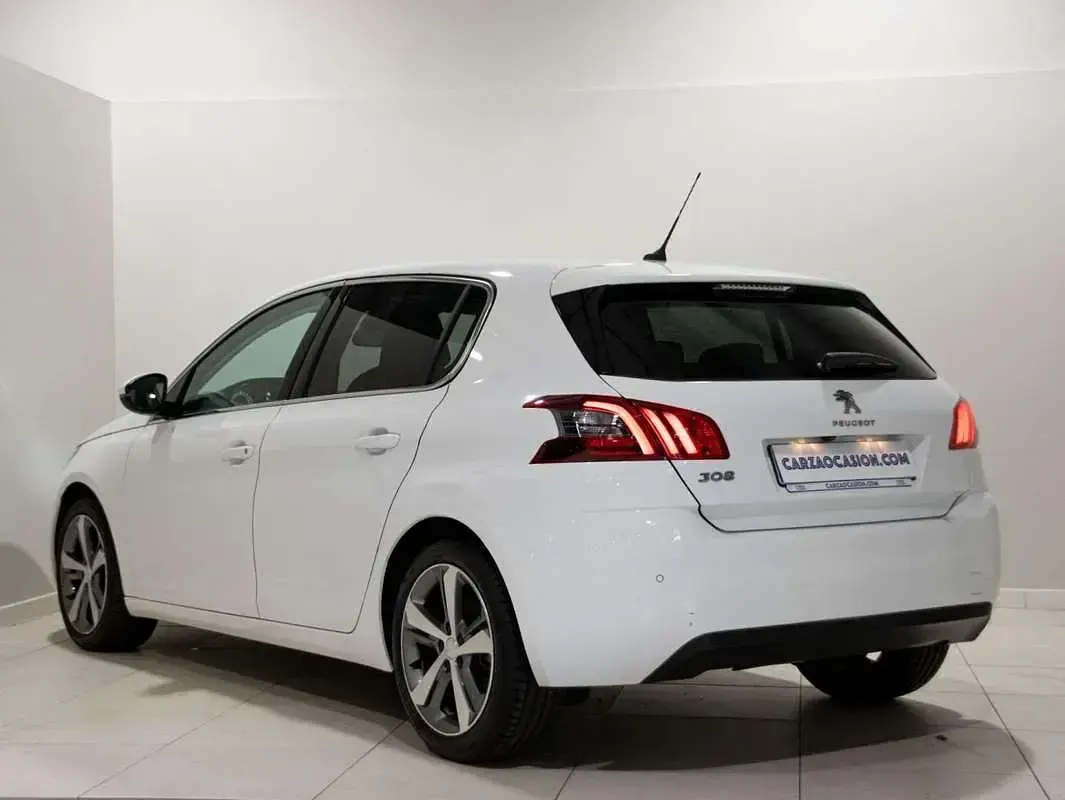 Usado Peugeot 308 Allure 110 CV (80 kW) 2019 Blanco Utilitario
