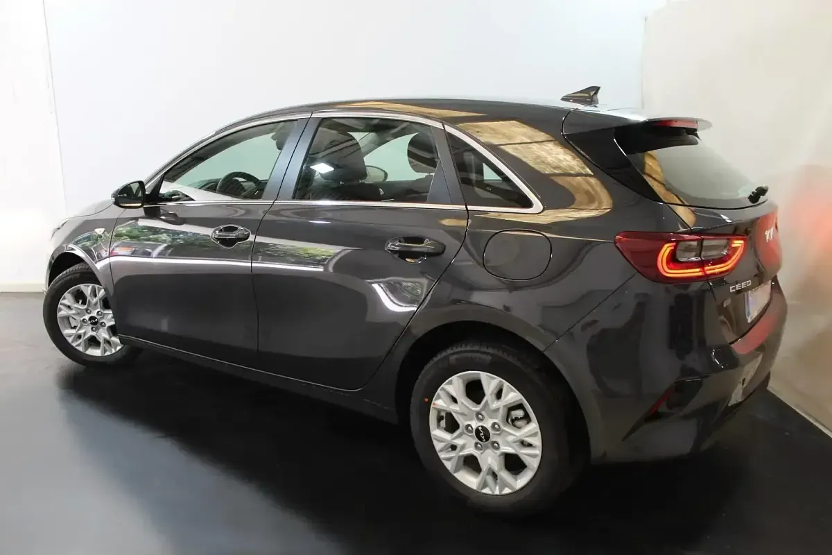 Usado Kia Ceed 136 CV (100 kW) 2024 Gris Utilitario