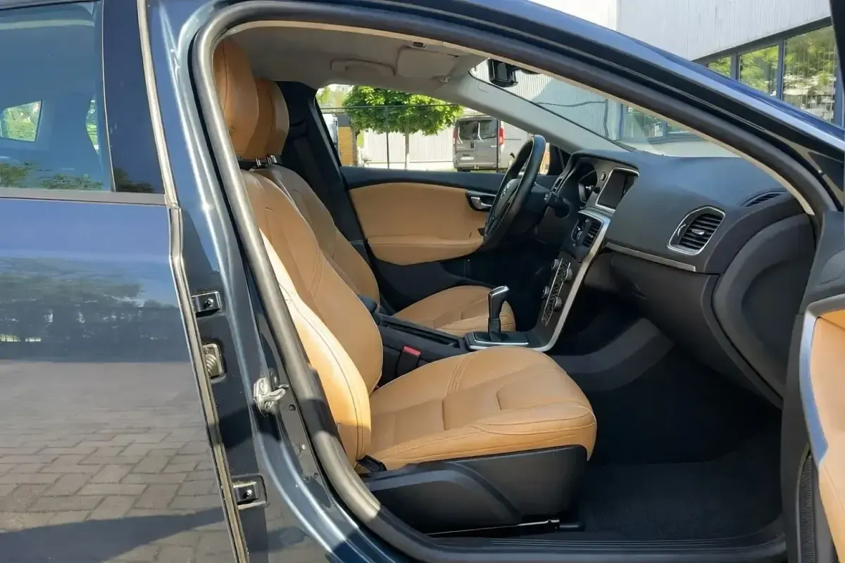 Usado Volvo V40 CC Plus 120 CV (88 kW) 2019 Gris Familiar
