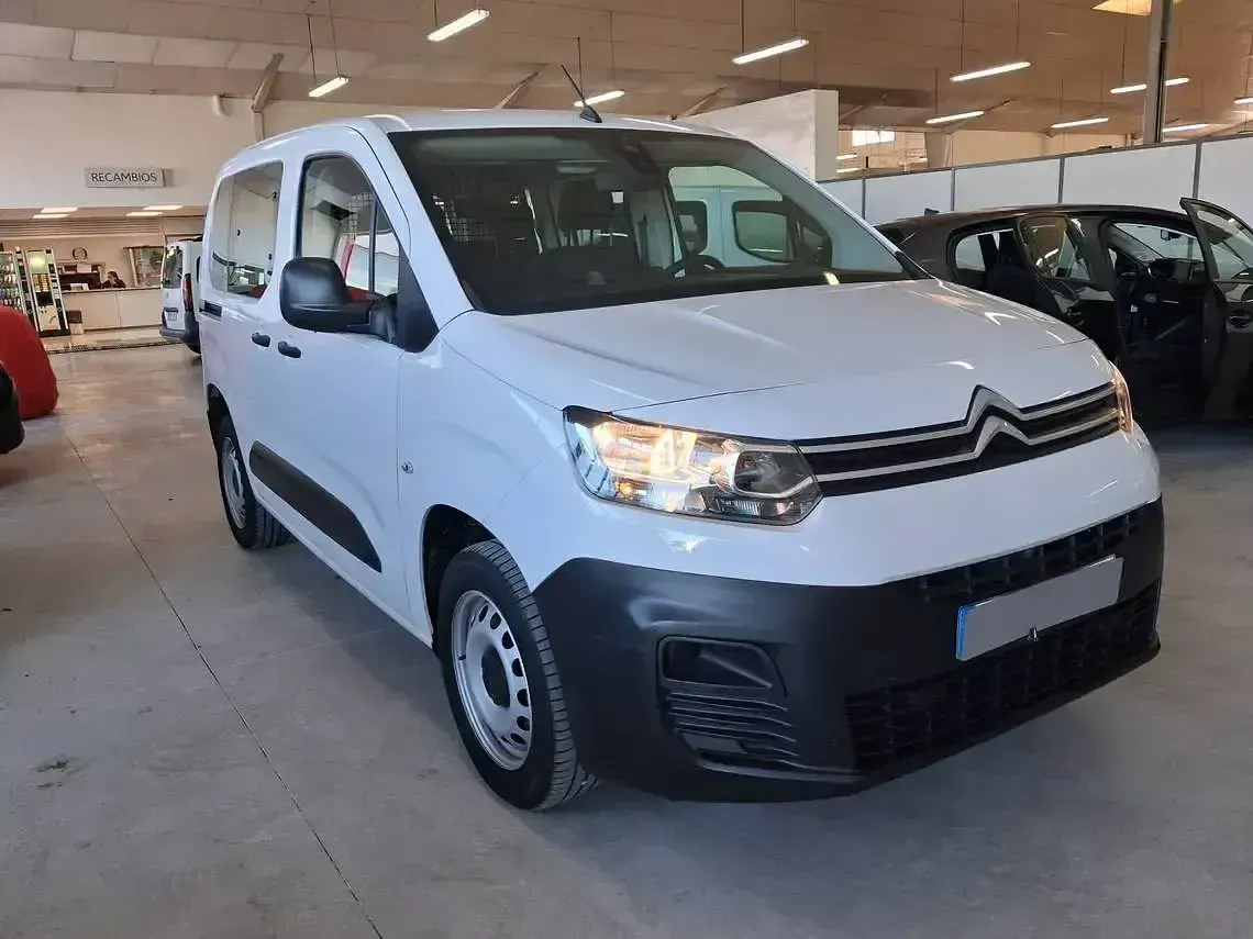 Usado Citroën Berlingo Live 102 CV (75 kW) 2024 Blanco Monovolumen