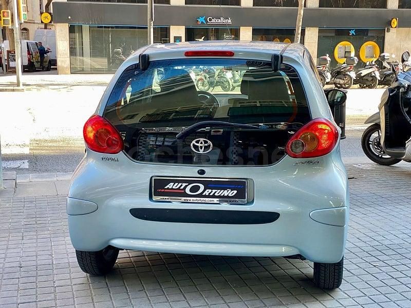 Usado Toyota Aygo 68 CV (50 kW) 2007 Gris / plata Utilitario