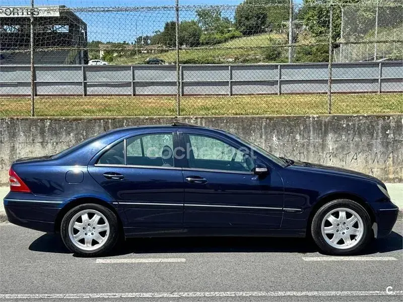 Usado Mercedes C220 Elegance 143 CV (105 kW) 2004 Azul Berlina