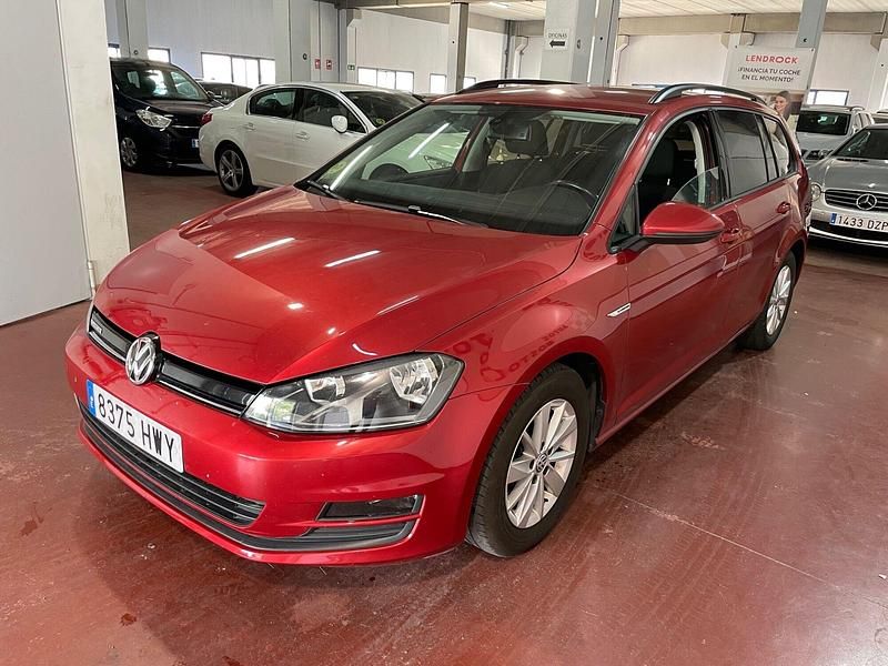 Usado VW Golf VII 110 CV (80 kW) 2014 Rojo Familiar
