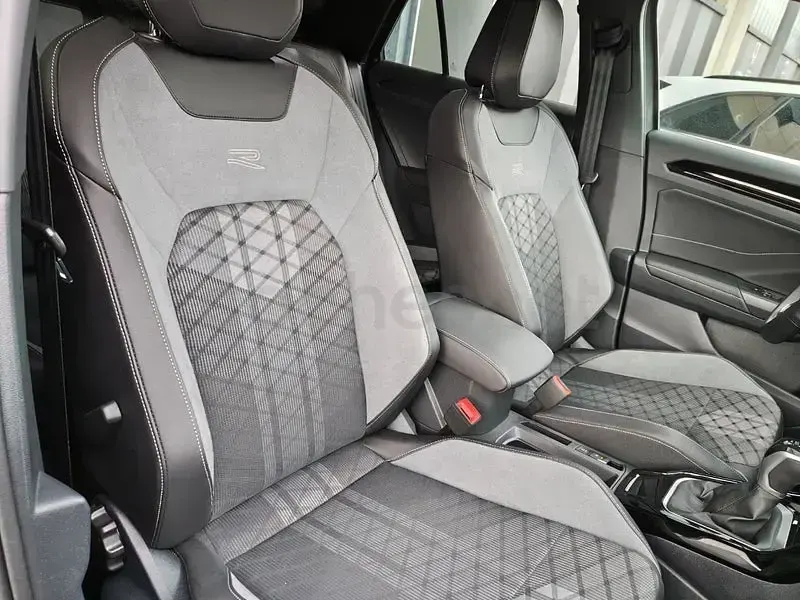 Usado VW T-Roc R-line 150 CV (110 kW) 2025 Gris / plata SUV