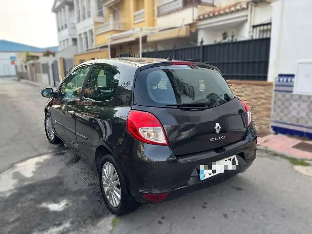 Usado Renault Clio II Authentique 68 CV (50 kW) 2010 Negro Berlina