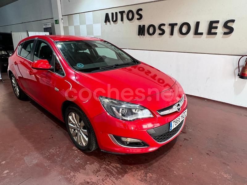 Usado Opel Astra Selective 110 CV (80 kW) 2014 Rojo Berlina