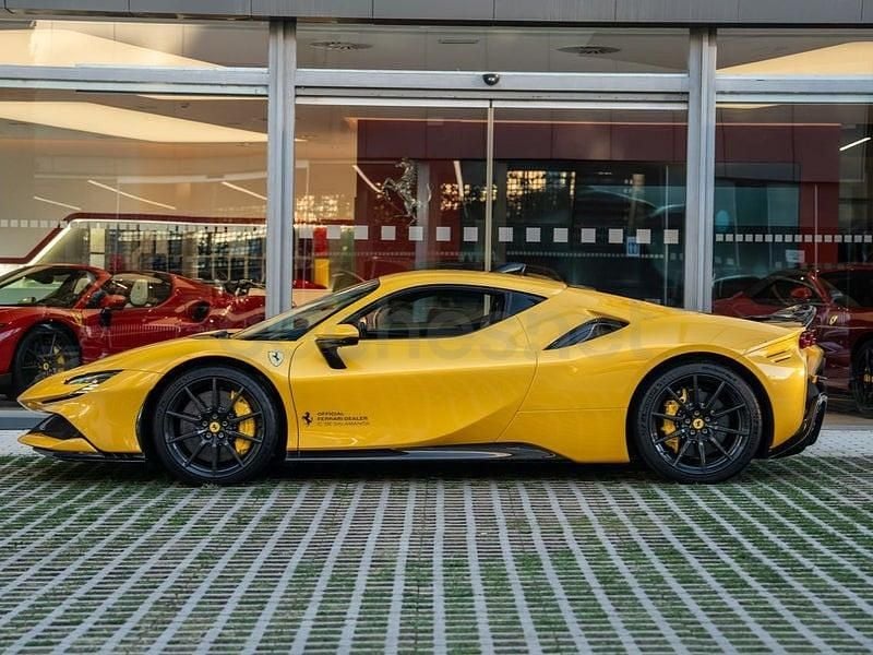 Usado Ferrari SF90 1000 CV (735 kW) 2025 Amarillo Descapotable