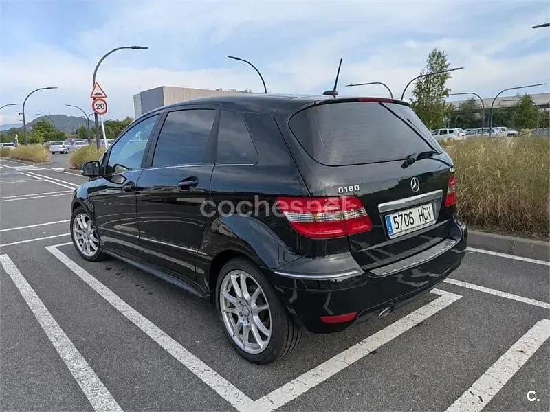 Usado Mercedes B180 Sport Edition 109 CV (80 kW) 2011 Negro Utilitario