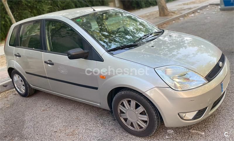 Gris / plata Usado 2002 Ford Fiesta Trend Utilitario | 2100 € (Precio justo) - Imagen 1/4