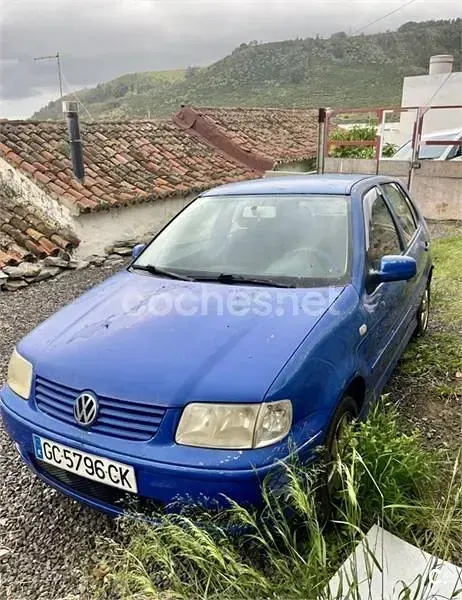 Usado VW Polo Trendline 75 CV (55 kW) 2000 Azul Berlina