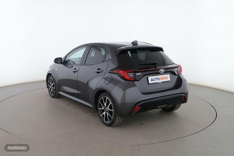 Usado Toyota Yaris Hybrid Style 116 CV (85 kW) 2021 Gris Berlina