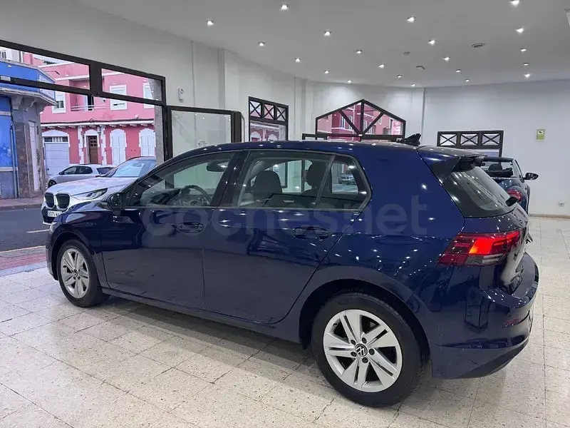 Usado VW Golf VIII 110 CV (80 kW) 2021 Azul Berlina