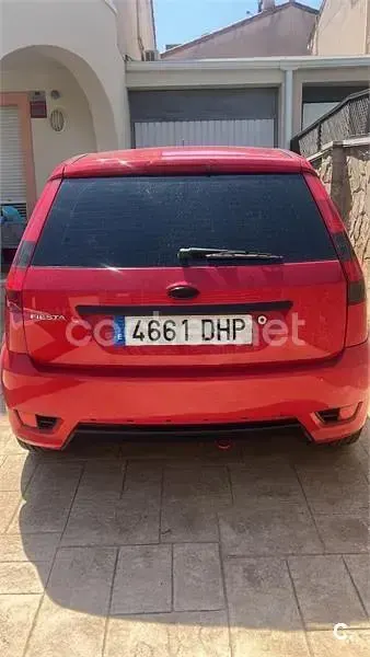 Usado Ford Fiesta 80 CV (58 kW) 2005 Rojo Utilitario