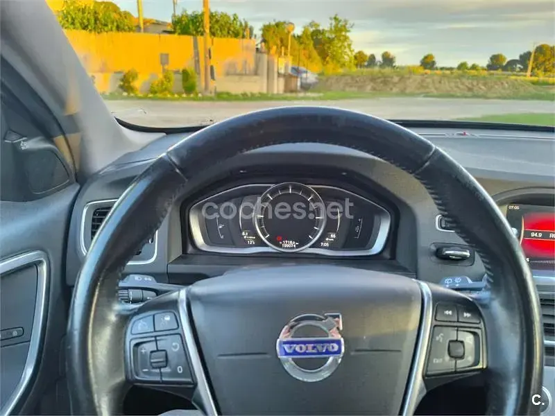 Usado Volvo V60 Momentum 120 CV (88 kW) 2018 Gris / plata Familiar