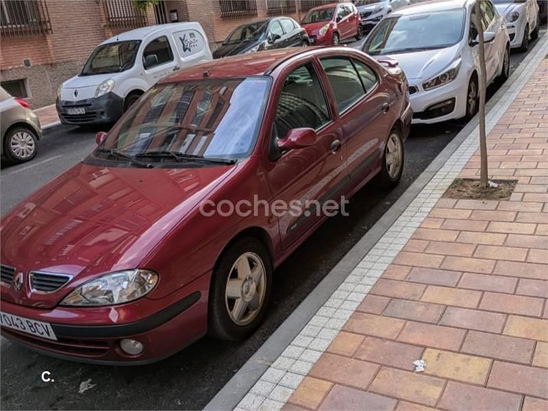 Usado Renault Mégane 110 CV (80 kW) 2000 Granate Berlina