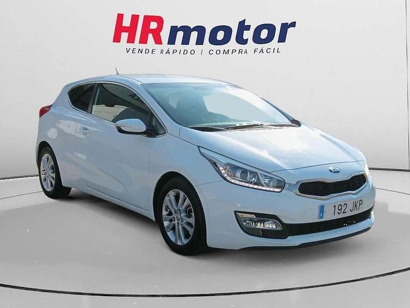 Blanco Usado 2015 Kia Ceed Utilitario | 9970 € (Precio justo) - Imagen 1/4