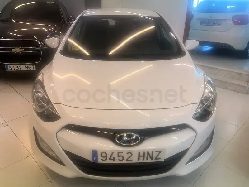 Usado Hyundai i30 110 CV (80 kW) 2013 Blanco Berlina