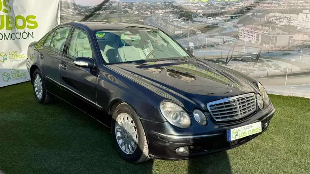 Usado Mercedes E270 Elegance 170 CV (125 kW) 2004 Negro Familiar