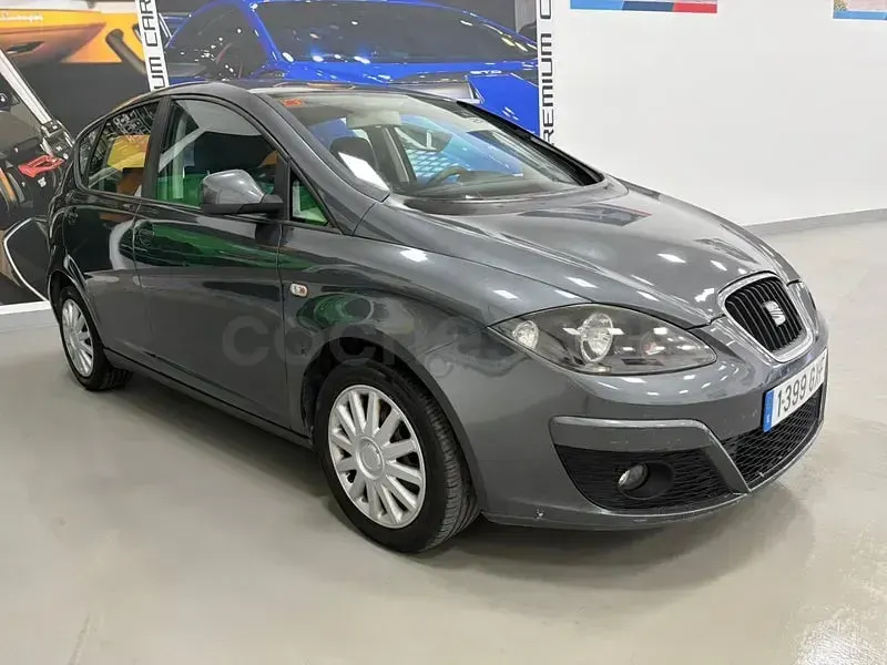 Usado Seat Altea Ecomotive 105 CV (77 kW) 2010 Gris / plata Monovolumen