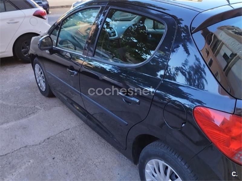 Usado Peugeot 207 70 CV (51 kW) 2008 Negro Berlina