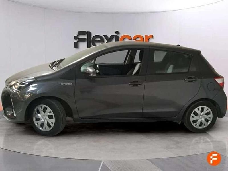 Usado Toyota Yaris Hybrid Active 99 CV (72 kW) 2019 Gris Utilitario