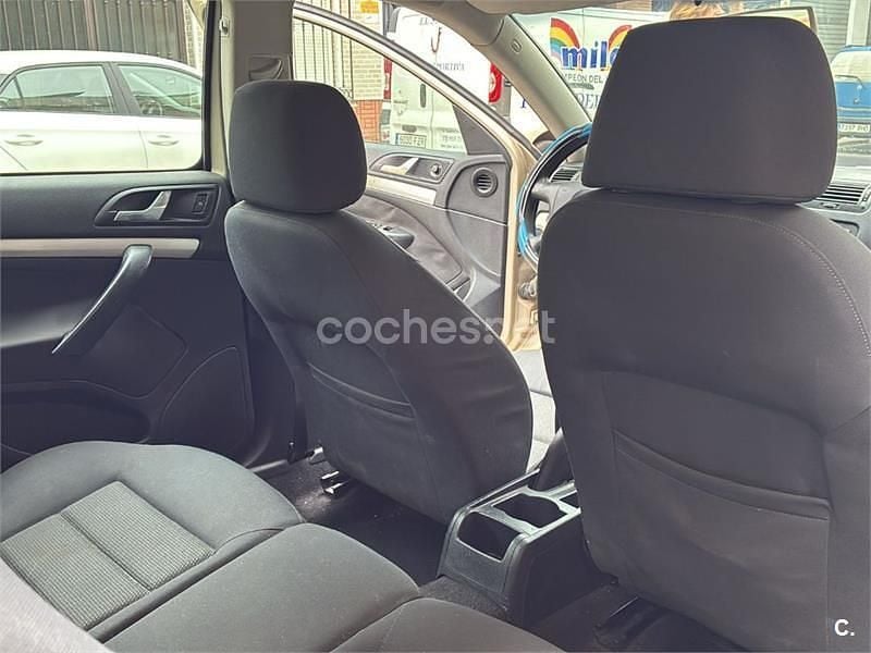 Beige Usado 2004 Skoda Octavia Berlina | 2400 € (Precio justo) - Imagen 1/4