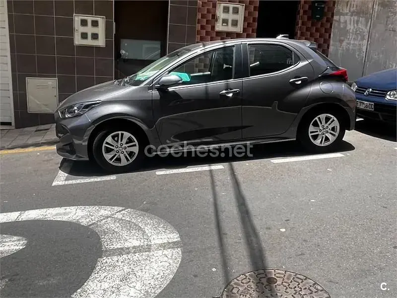 Usado Toyota Yaris Active 111 CV (81 kW) 2021 Gris / plata Utilitario