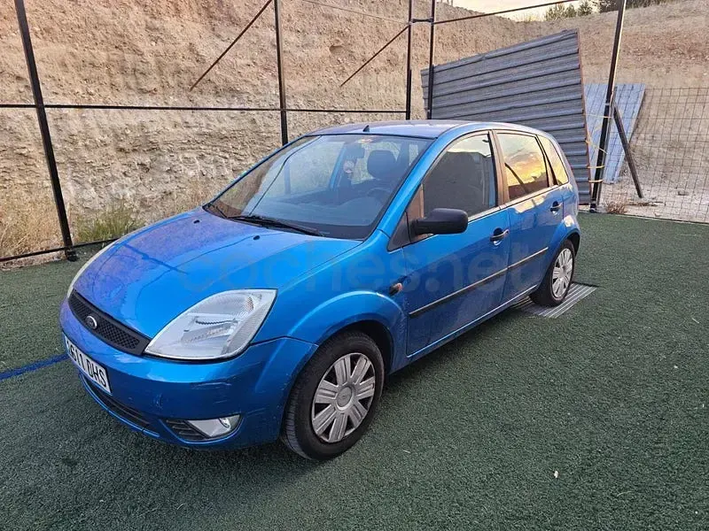 Usado Ford Fiesta 80 CV (58 kW) 2005 Azul Utilitario