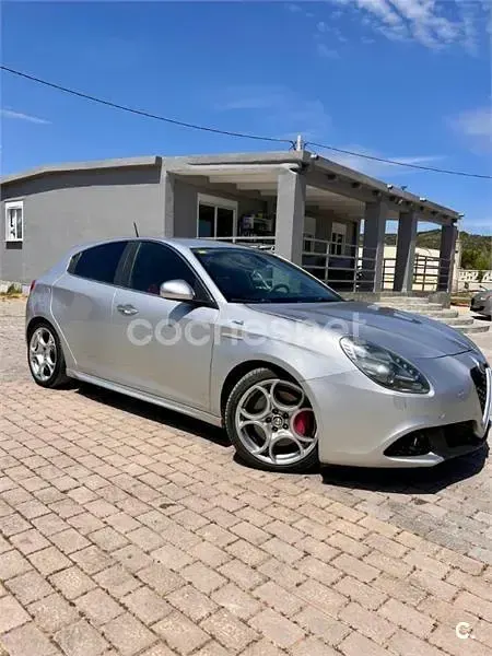 Usado Alfa Romeo Giulietta Distinctive 140 CV (102 kW) 2011 Gris / plata Utilitario