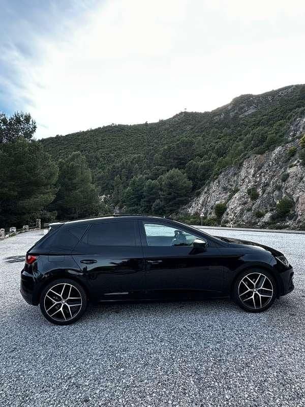 Usado Seat Leon FR 150 CV (110 kW) 2018 Negro Utilitario