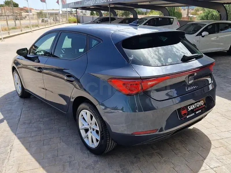 Usado Seat Leon Style 115 CV (84 kW) 2022 Gris / plata Berlina