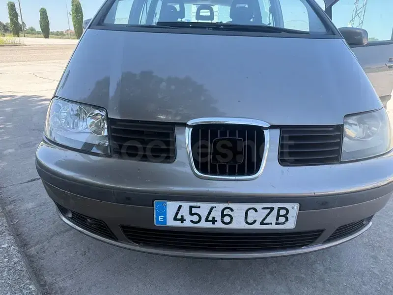 Usado Seat Alhambra Sport 130 CV (95 kW) 2004 Gris / plata Monovolumen