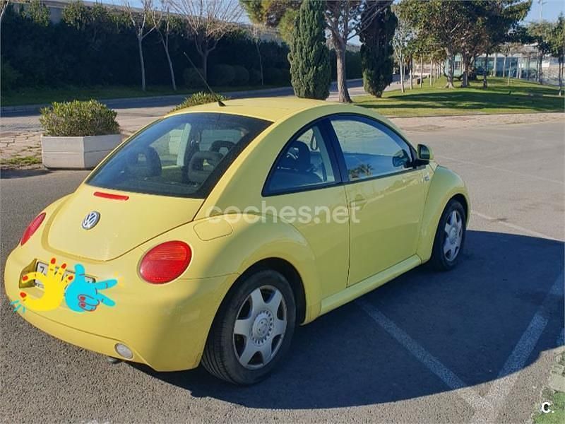 Usado VW New Beetle 115 CV (84 kW) 1999 Amarillo Utilitario