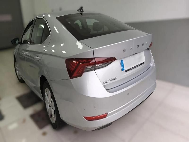 Usado Skoda Octavia Ambition 150 CV (110 kW) 2022 Gris/plata