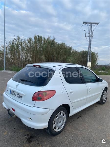Usado Peugeot 206 70 CV (51 kW) 2005 Blanco Berlina