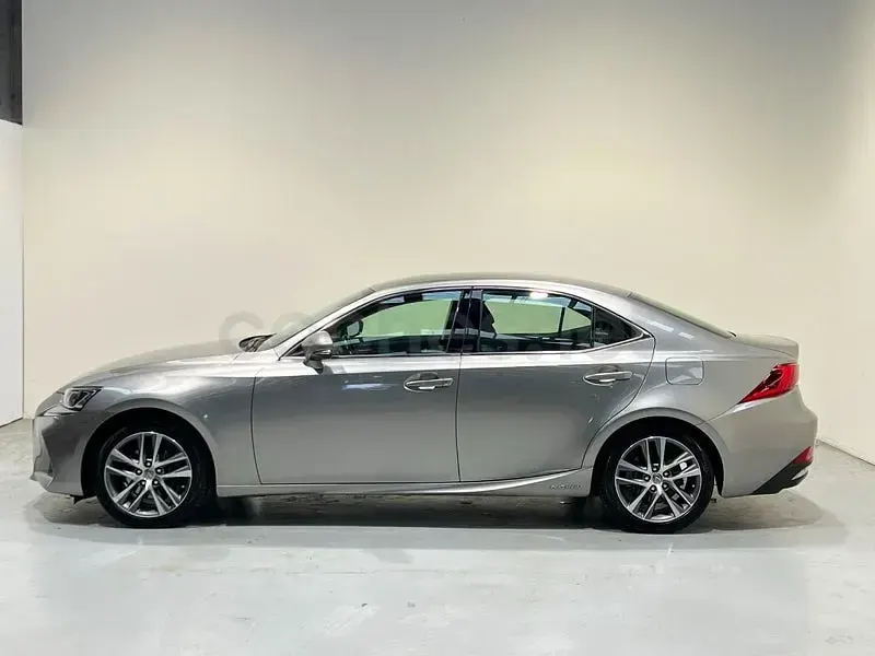 Usado Lexus IS300h Executive Line 223 CV (164 kW) 2018 Gris / plata Berlina