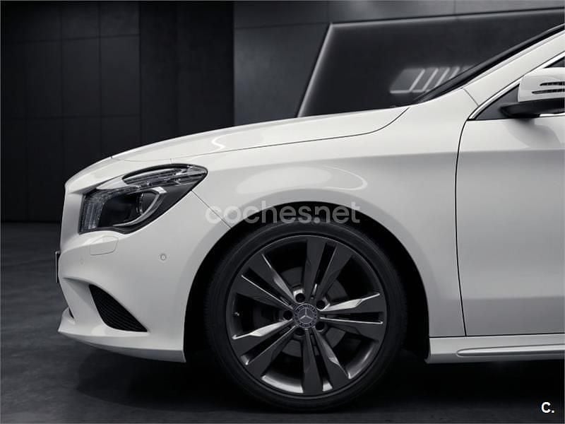 Usado Mercedes CLA180 Shooting Brake AMG line 122 CV (89 kW) 2016 Blanco Familiar
