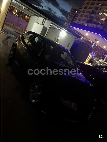 Usado Alfa Romeo 147 Distinctive 120 CV (88 kW) 2002 Negro Utilitario