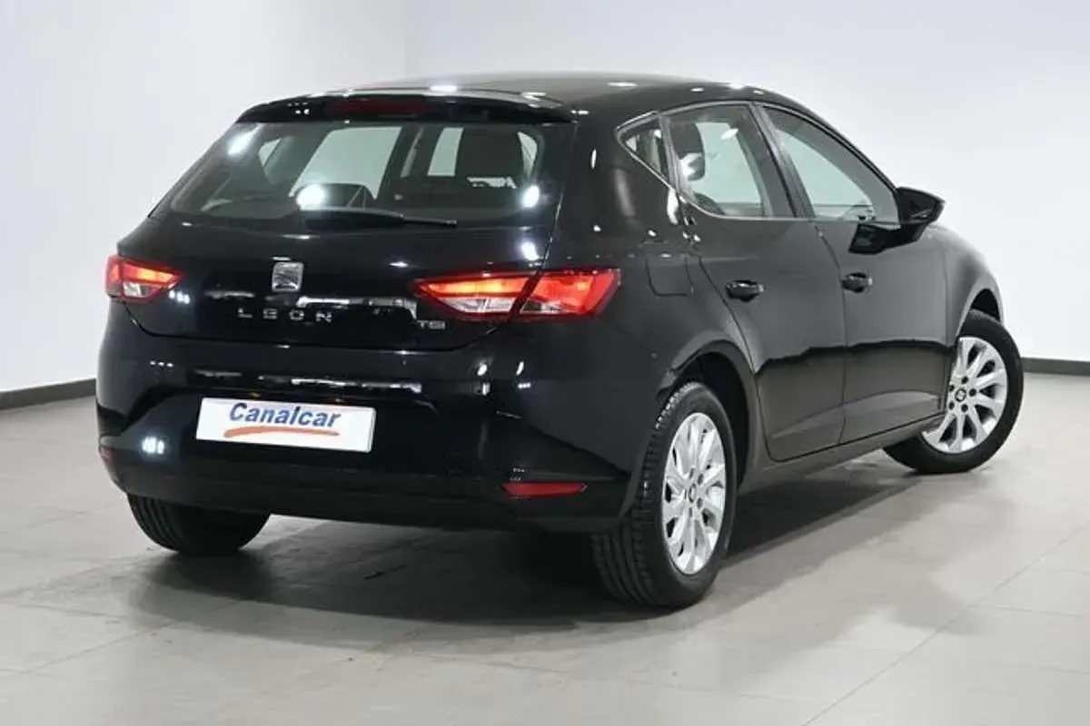 Usado Seat Leon ST Style 110 CV (80 kW) 2017 Negro Familiar