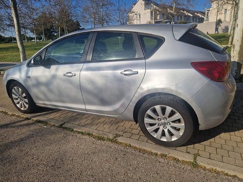 Usado Opel Astra Selective 110 HP (80 kW) 2011 Cinzento Sedan