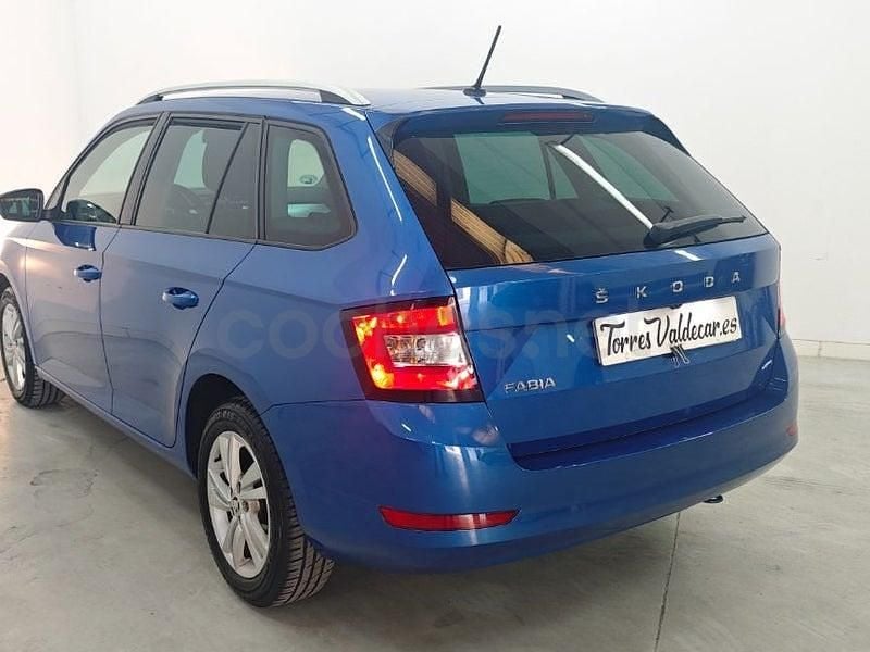 Usado Skoda Fabia Ambition 95 CV (69 kW) 2020 Azul Familiar