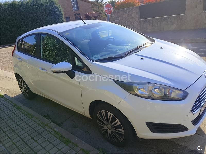 Usado Ford Fiesta Trend 75 CV (55 kW) 2014 Blanco Utilitario