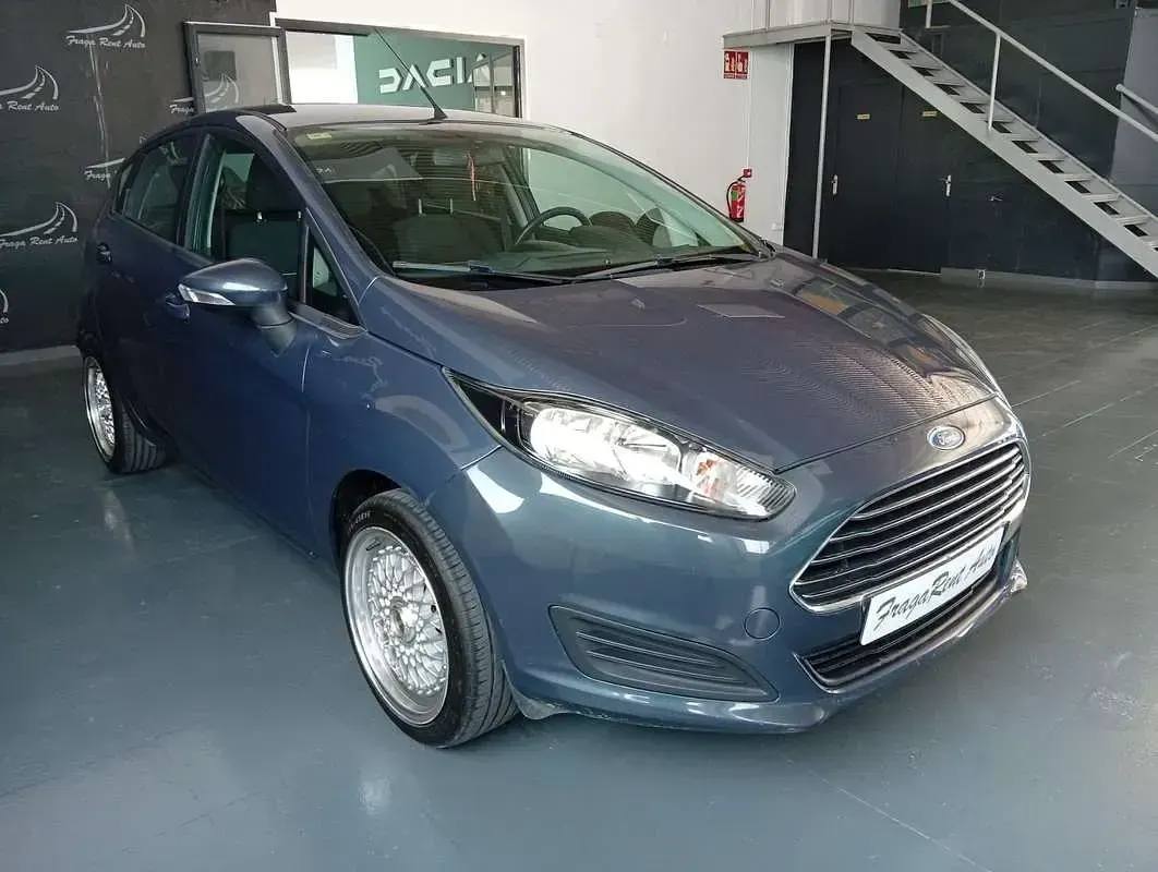 Usado Ford Fiesta 82 CV (60 kW) 2015 Gris Utilitario