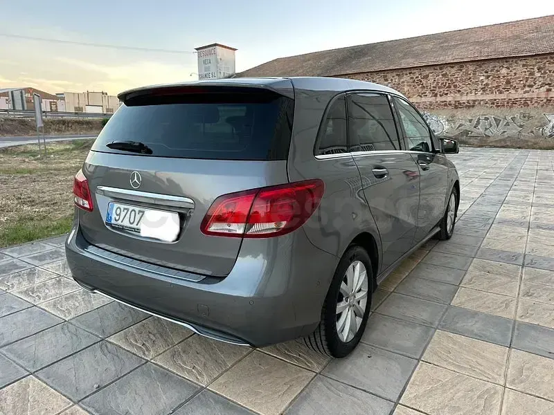 Usado Mercedes B180 109 CV (80 kW) 2015 Gris / plata Utilitario