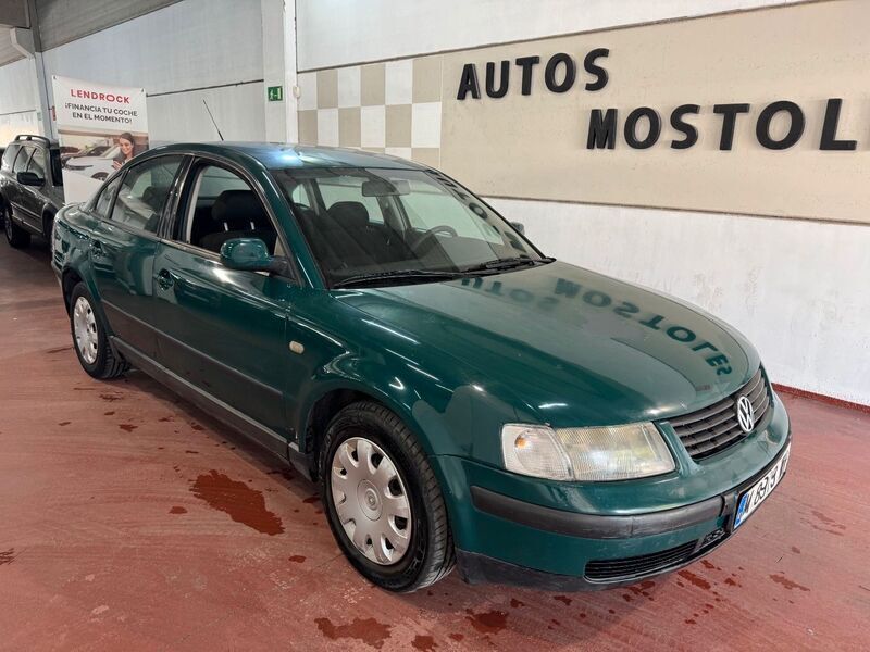 Verde Usado 1999 VW Passat Conceptline Berlina | 1650 € - Imagen 1/4