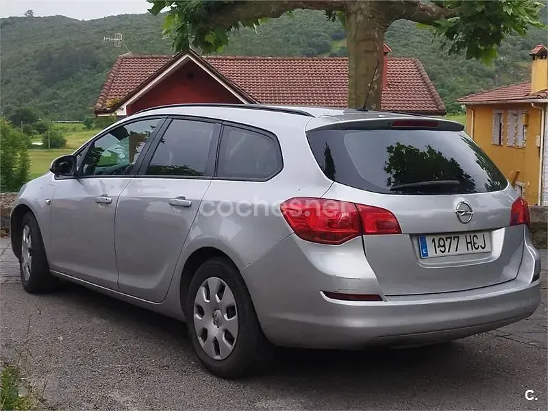 Usado Opel Astra Sport 110 CV (80 kW) 2011 Gris / plata Familiar